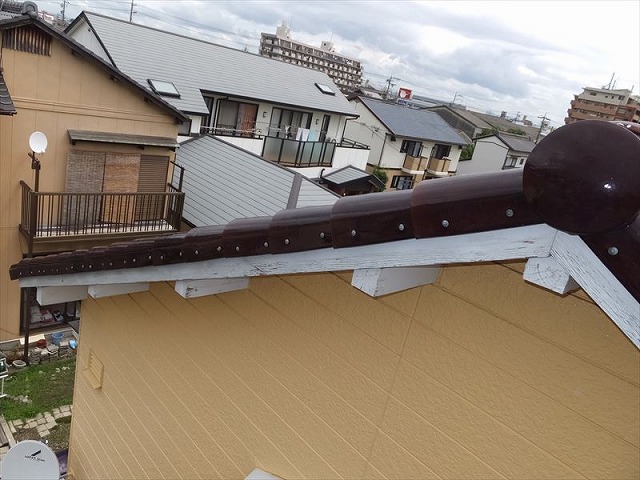 端部の瓦を釘で固定している